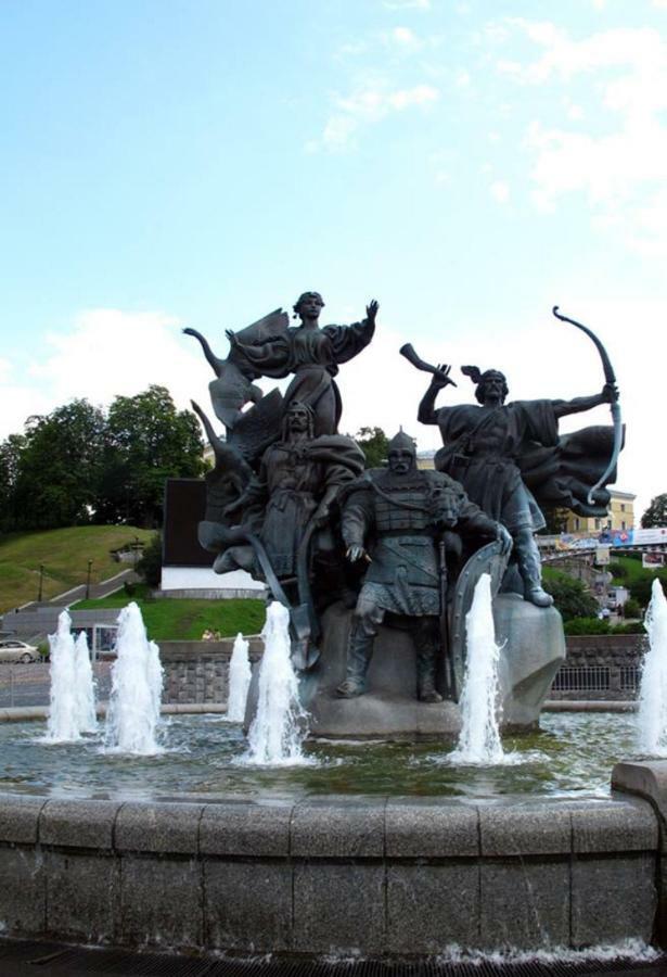 Independence Square - Khreschatyk. View On Independence Sq. Fountains كييف المظهر الخارجي الصورة